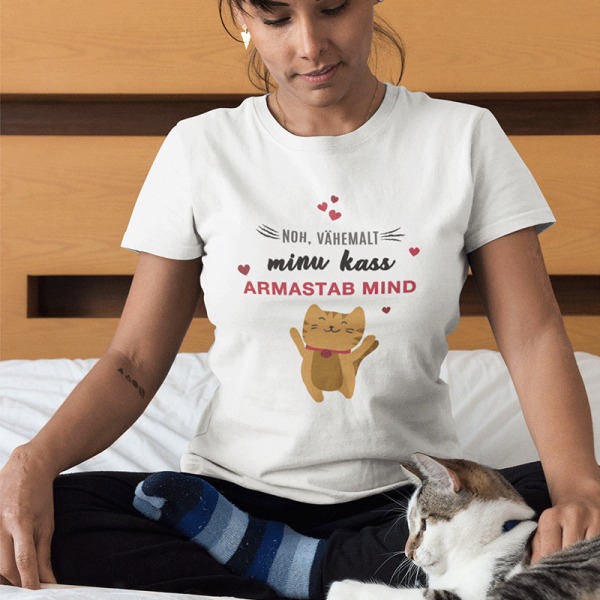 Naiste T-särk "Minu kass armastab mind"