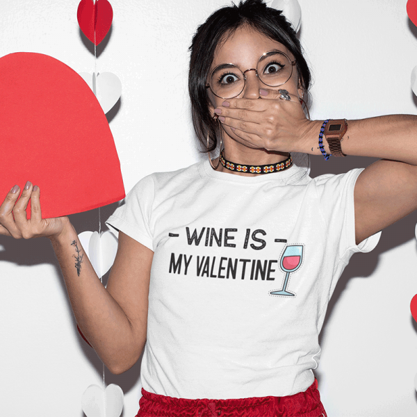 Naiste T-särk "Wine is my Valentine"