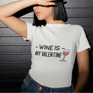 Naiste T-särk "Wine is my Valentine"