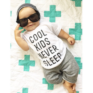 Laste T-särk „Cool Kids Never Sleep“