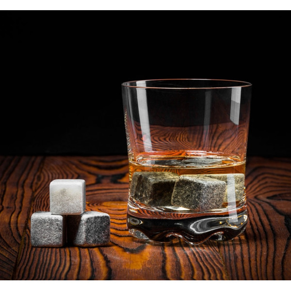 Kivist jääkuubikud viskiklaasi