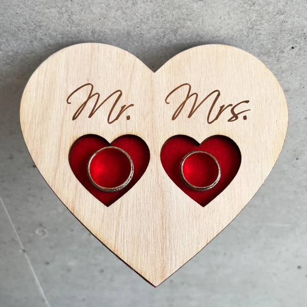 Puidust graveeritud abielusõrmuste alus "Mr ir Mrs"