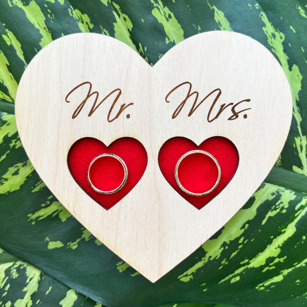 Puidust graveeritud abielusõrmuste alus "Mr ir Mrs"