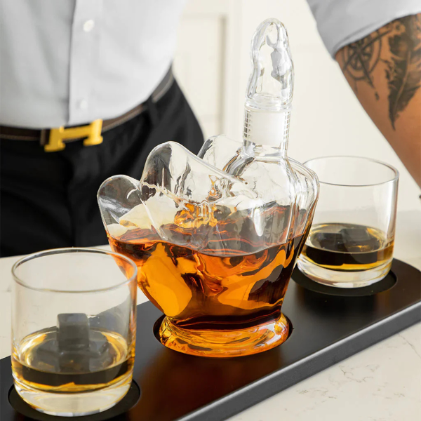 Karahvini ja 2 klaasi komplekt "Middle Finger"