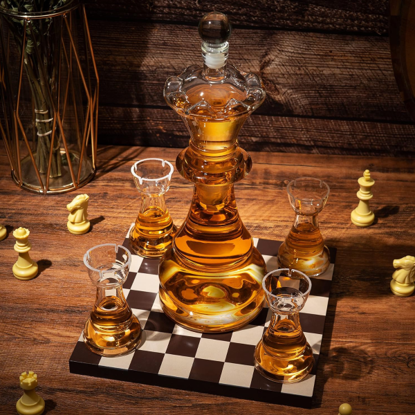 Karahvini ja 4 klaasi komplekt "Royal Chess"