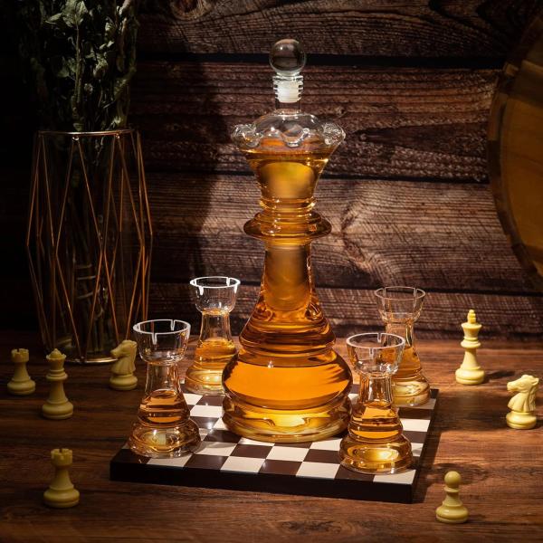 Karahvini ja 4 klaasi komplekt "Royal Chess"