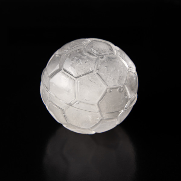 Viski- ja jalgpallifänni komplekt: klaas ja jäävormid